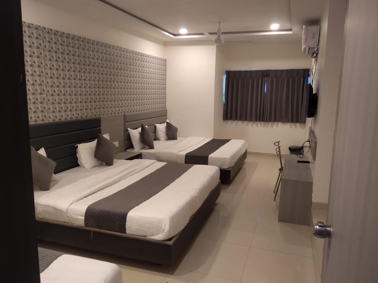 Hotel Selfie Inn Ahmedabad Ngoại thất bức ảnh