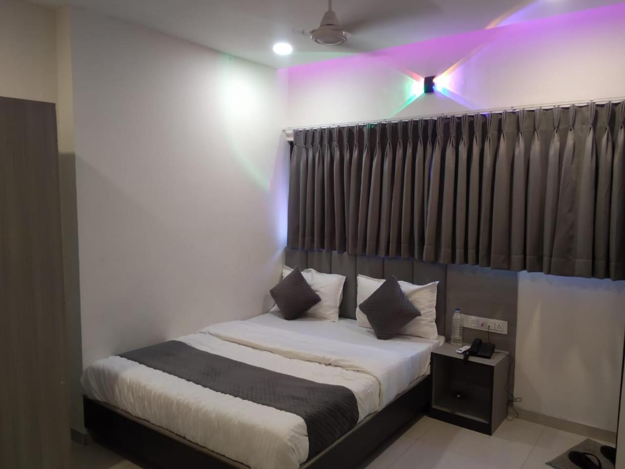 Hotel Selfie Inn Ahmedabad Ngoại thất bức ảnh