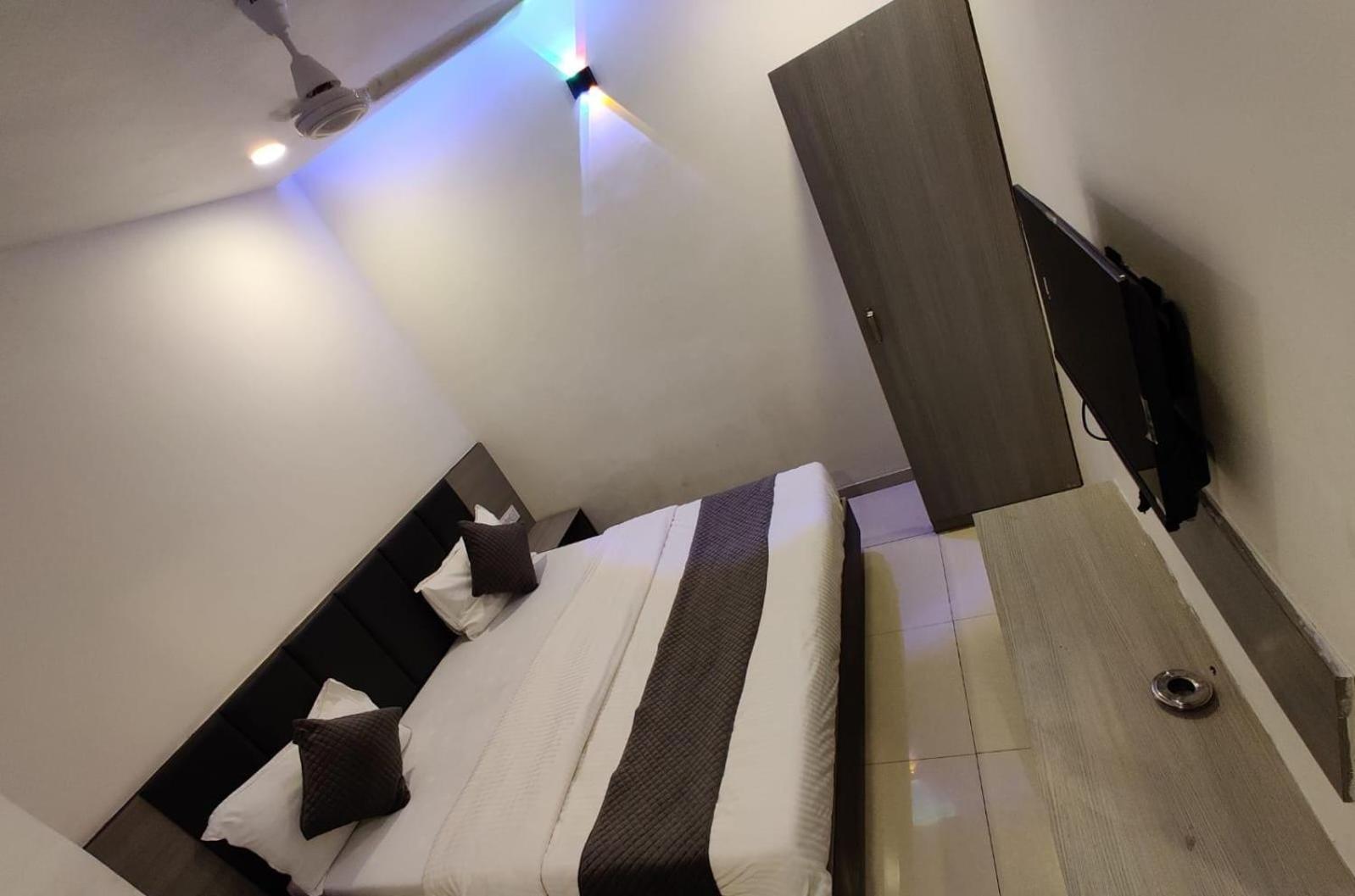 Hotel Selfie Inn Ahmedabad Ngoại thất bức ảnh